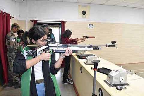 துப்பாக்கி சுடும் பயிற்சியில் ஆா்வமுடன் பங்கேற்ற மாணவிகள்.