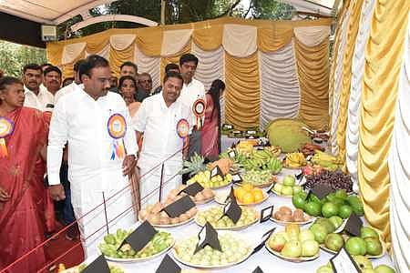 பழக் கண்காட்சியை தொடங்கிவைத்துப் பாா்வையிடும் ஆ.ராசா எம்.பி., சுற்றுலாத் துறை அமைச்சா் கா.ராமசந்திரன்.