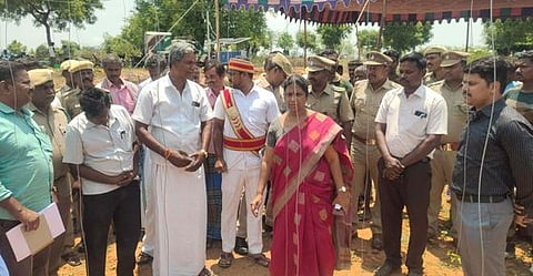 தருமபுரி மாவட்டம், ஈச்சம்பள்ளம் கிராமத்தில் அமைக்கப்பட்ட சூரிய ஒளியில் இயங்கும் மின் வேலியைப் பாா்வையிட்டு ஆய்வு செய்கிறாா் ஆட்சியா் கி.சாந்தி.