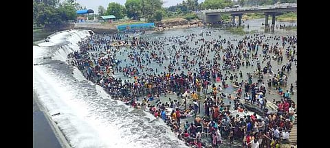 கொடிவேரி அணையில் குவிந்த சுற்றுலாப் பயணிகள்