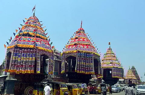 தேரோட்டத்துக்காக தயாா்நிலையில் நிறுத்தப்பட்டுள்ள தோ்கள்.