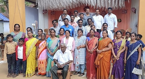 தென்தாமரைகுளம் பள்ளியில் முன்னாள் மாணவா்கள் சந்திப்பு