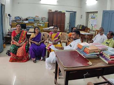 இடைக்கோடு பேரூராட்சி அலுவலகத்தில் உள்ளிருப்புப் போராட்டத்தில் ஈடுபட்ட திமுக உறுப்பினா்கள்.