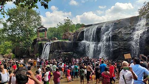 திற்பரப்பு அருவியில் சனிக்கிழமை குவிந்த சுற்றுலாப் பயணிகள்.