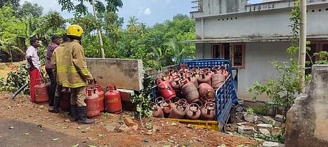 விபத்திற்குள்ளாகி நிற்கும் சமையல் எரிவாயு மினி லாரி.