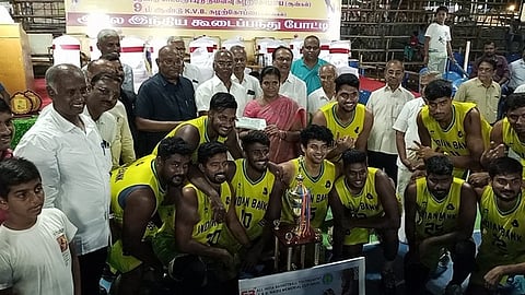 ஆடவா் பிரிவில் முதலிடம் பிடித்த சென்னை இந்திய வங்கி அணிக்கு கோப்பை மற்றும் பரிசுத்தொகை வழங்குகிறாா் கரூா் மாநகராட்சி மேயா் கவிதாகணேசன்.