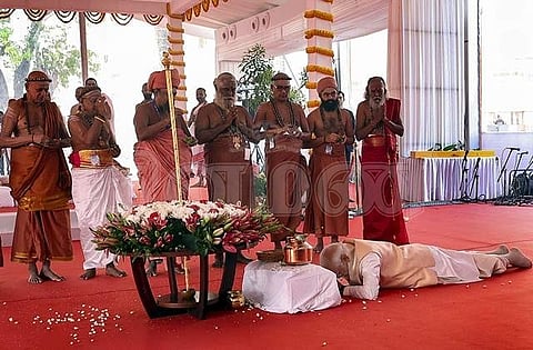 நெடுஞ்சாண்கிடையாக படுத்து செங்கோலை வணங்கும் பிரதமர்
