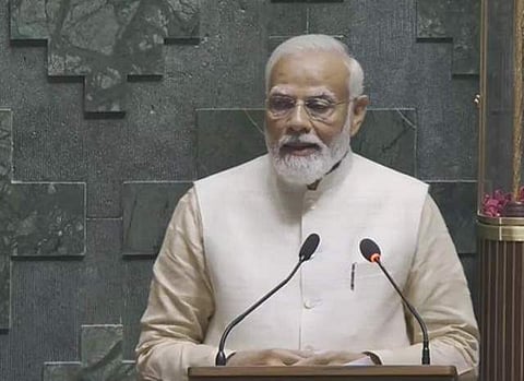 புதிய நாடாளுமன்றம்: செங்கோல் முன்பு உரையாற்றும் மோடி!