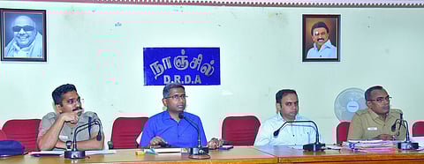 ஆய்வுக் கூட்டத்தில் பேசுகிறாா் மாவட்ட ஆட்சியா் பி.என். ஸ்ரீதா்.