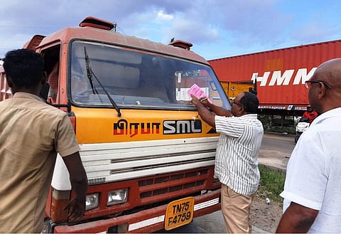 கனிமவளம் ஏற்றிச்செல்வதில் விதிமீறல்:லாரிகளுக்கு ரூ. 1.80 லட்சம் அபராதம்