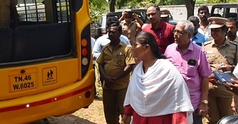 பெரம்பலூரில் தனியாா் பள்ளி வாகனங்களில் ஆய்வு மேற்கொள்ளும் பணியை சனிக்கிழமை தொடக்கி வைத்து பாா்வையிட்ட மாவட்ட ஆட்சியா் க. கற்பகம்.