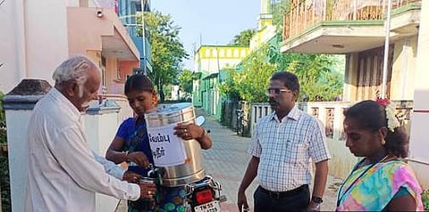 பொன்னமராவதியில் நிலவேம்பு குடிநீா் வழங்கும் பேரூராட்சி செயல் அலுவலா் மு.செ. கணேசன் மற்றும் டெங்கு களப்பணியாளா்கள்.