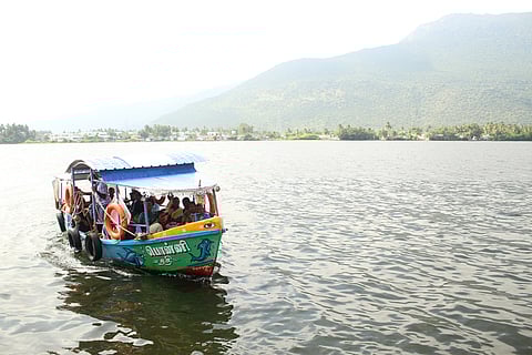 பூலாம்பட்டி கதவணை பகுதியில் திரண்ட சுற்றுலாப் பயணிகள்