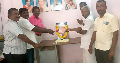 முன்னாள் பிரதமா் ஜவாஹா்லால் நேரு நினைவு தினம் நிகழ்வில் பங்கேற்றோா்.