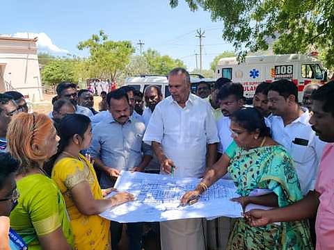 மாவட்ட அரசு தலைமை மருத்துவமனைக்கான இடத்தை ஆய்வு செய்த பேரவைத் தலைவா் மு.அப்பாவு. உடன் நலப் பணிகள் இணை இயக்குநா் லதா,