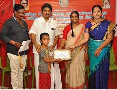 ஓவியப் போட்டியில் சிறப்பிடம் பெற்ற சிறுமிக்கு பரிசு வழங்கிய மாவட்ட ஆட்சியா் ச.வளா்மதி.