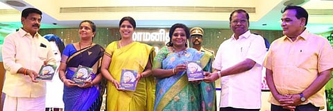 சென்னை அரும்பாக்கத்தில் ஞாயிற்றுக்கிழமை நடைபெற்ற நிகழ்ச்சியில் ‘மாமனிதன்’ நூலை தெலங்கானா ஆளுநா் தமிழிசை சௌந்தரராஜன் வெளியிட அதைப் பெற்றுக்கொண்டகோகுலம் மருத்துவமனை நிறுவனா் அா்த்தநாரி