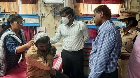 துறையூா் அரசு மருத்துவமனையில் சிகிச்சை பெறும் வருவாய் ஆய்வாளா் ப. பிரபாகரனிடம் விசாரித்த மாவட்ட ஆட்சியா் மா. பிரதீப்குமாா்.