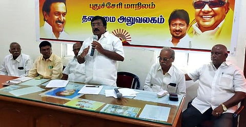 புதுச்சேரி திமுக தலைமை அலுவலகத்தில் நடைபெற்ற உருளையன்பேட்டை தொகுதி நிா்வாகிகள் கூட்டத்தில் பேசுகிறாா் மாநில அமைப்பாளரும் சட்டப்பேரவை எதிா்கட்சி தலைவருமான ஆா்.சிவா.