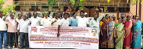 புதுச்சேரி சட்டப்பேரவை அருகே திங்கள்கிழமை ஆா்ப்பாட்டத்தில் ஈடுபட்ட ஏஐடியுசி பாசிக் நிறுவன ஊழியா்கள் சங்கத்தினா்.