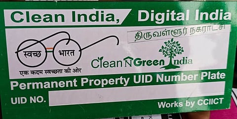 திருவள்ளூா் நகராட்சியில் குடியிருப்புகளில் விவரங்கள் சேகரித்த பின் ஒட்டப்பட்ட டிஜிட்டல் எண் ஒட்டு வில்லைகள்.
