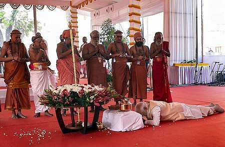 தற்பெருமை பேசும் சா்வாதிகாரி: பிரதமா் மோடி மீது காங். விமா்சனம்