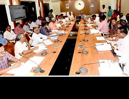 20 மாவட்டங்களுக்கான கூட்டுக் குடிநீா் திட்டப் பணிகள் குறித்து ஆலோசனை