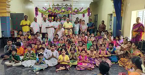 பண்பாட்டு கல்வி பயிற்சி முகாம் நிறைவு நிகழ்ச்சியில் மாணவ, மாணவிகளுடன் சத்சங்க நிா்வாகிகள்.