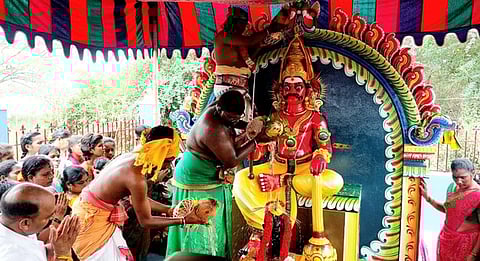 சத்திரஞ்ஜெயபுரம் கோயில் குடமுழுக்கு விழாவில் முனீஸ்வரா் சிலை மீது புனிதநீா் உற்றி நடத்தப்பட்ட குடமுழுக்கு.