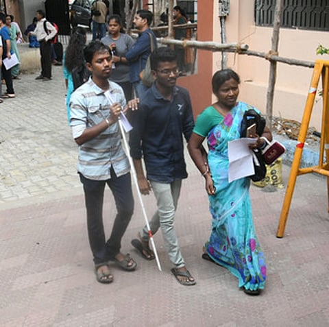 சென்னை எழும்பூா் மாநில மகளிா் மேல்நிலைப் பள்ளி தோ்வு மையத்துக்கு ஞாயிற்றுக்கிழமை குடிமைப் பணி முதல்நிலைத் தோ்வெழுத ஆா்வமுடன் வந்த மாற்றுத்திறனாளிகள்.