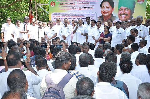 தருமபுரி ஆட்சியா் அலுவலகம் அருகே திங்கள்கிழமை ஆா்ப்பாட்டத்தில் ஈடுபட்ட அதிமுகவினா்.