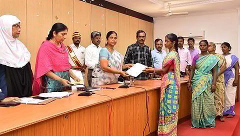 தருமபுரி ஆட்சியா் அலுவலகத்தில் திங்கள்கிழமை நடைபெற்ற நிகழ்ச்சியில் பயனாளிகளுக்கு நலத் திட்ட உதவிகளை வழங்கும் ஆட்சியா் கி.சாந்தி.