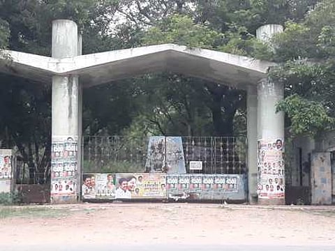 வேலூா் மாவட்டம் அரியூரில் 25 ஆண்டுகளாக மூடப்பட்டுள்ள கூட்டுறவு நூற்பாலையின் நுழைவு வாயில்.