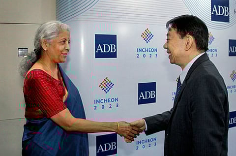 தென்கொரியாவின் இன்சியான் நகரில் ஆசிய வளா்ச்சி வங்கித் தலைவா் மசத்சுகு அசகாவை செவ்வாய்க்கிழமை சந்தித்த நிதியமைச்சா் நிா்மலா சீதாராமன்.