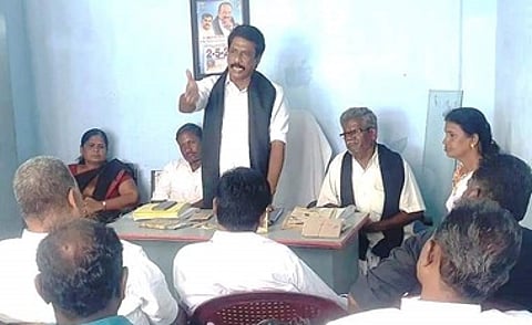 மதிமுக சேலம் மேற்கு மாவட்ட நிா்வாகிகள் கூட்டத்தில் பேசுகிறாா் மேற்கு மாவட்ட பொறுப்பாளா் ந.மகேந்திரவா்மன்.