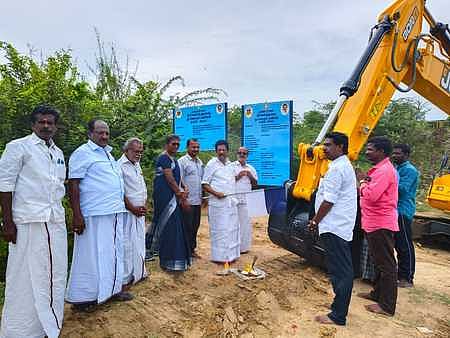 அம்புலி ஆற்றில் வடிகால் வாய்க்கால்கள் தூா்வாரும் பணியை புதன்கிழமை தொடக்கிவைத்த எம்எல்ஏ என். அசோக்குமாா்.