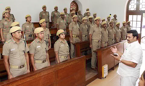 கோவை, தமிழ்நாடு வன உயா் பயிற்சியகத்தில் ஆய்வு மேற்கொண்டு அங்கு பயிற்சி பெற்று வரும் வன அலுவலா்களிடம் கலந்துரையாடுகிறாா் வனத் துறை அமைச்சா் மா.மதிவேந்தன்.