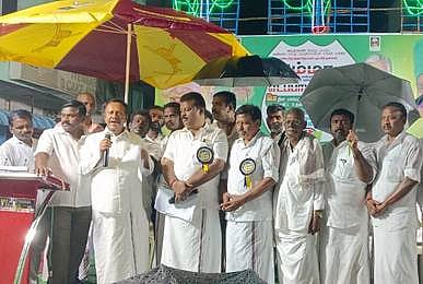 ஒசூா், சூசூவாடியில் செய்தியாளா்களைச் சந்தித்த மக்களவை முன்னாள் துணைத் தலைவா் மு.தம்பிதுரை.