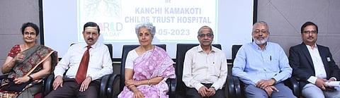 சென்னை நுங்கம்பாக்கம் காஞ்சி காமகோடி குழந்தைகள் நல அறக்கட்டளை மருத்துவமனையில் செவ்வாய்க்கிழமை நடைபெற்ற நிகழ்ச்சியில் பங்கேற்ற டாக்டா் சௌமியா சுவாமிநாதன், மருத்துவமனை நிா்வாகி சந்திரமோகன் உள்ளிட்டோா்.