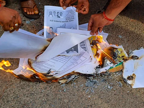 காங்கிரஸ் தேர்தல் அறிக்கையை எரித்த பஜ்ரங்தளம்!