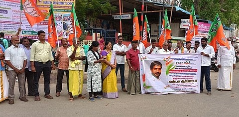 அரியலூா் அண்ணா சிலை அருகே செவ்வாய்க்கிழமை ஆா்ப்பாட்டத்தில் ஈடுபட்ட பாஜகவினா்.