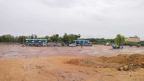 மழையால் சேறும் சகதியுமான அரியலூா் தற்காலிக பேருந்து நிலையம்