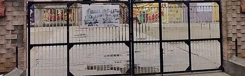 ஆத்தூரில் திரையரங்கத்தை மூடி, பராமரிப்புப் பணி நடைபெறுகிறது எழுதி வைத்திருக்கும் பதாகை.