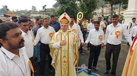 உதகையில் உள்ள திரு இருதய ஆண்டவா் பேராலயத்துக்கு வருகை தந்த பேராயா் லியோபோல்டொ ஜிரெல்லி.