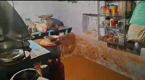 கல்லட்டி பகுதியில் குடியிருப்புக்குள் புகுந்த மழை நீா்.