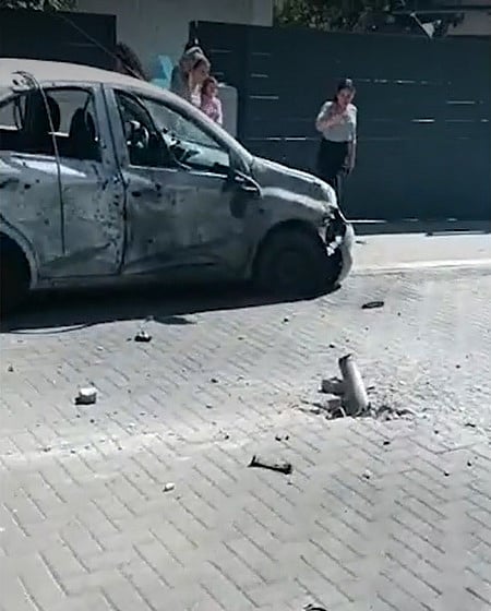 காஸாவிலிருந்து செவ்வாய்க்கிழமை வீசப்பட்ட ஏவுகணை விழுந்து வெடித்ததில் சேதமடைந்த காா். ~சிறையில் உண்ணாவிரதம் இருந்த காதா் அட்னான் (கோபப்புப் படம்).