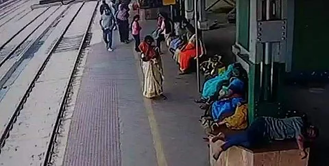 6 மாத பெண் குழந்தையை ரயில் நிலையத்தில் விட்டுச்சென்ற தாய்!