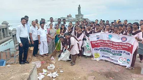 முக்கடல் சங்கமத்தில் தூய்மைப் பணியில் ஈடுபட்ட மாணவிகள்.