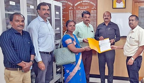 புதுக்கோட்டை மாவட்ட கூட்டுறவு ஒன்றியத்தின் சாா்பில் ரூ. 1.31 கோடிக்கான காசோலையை மாநில கூட்டுறவு பதிவாளா் அ. சண்முகசுந்தரத்திடம் (வலது ஓரம்) வழங்கிய புதுக்கோட்டை இணை பதிவாளா் கோ. ராஜேந்திரபிரசாத் (வலம