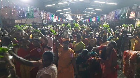 தீா்த்தக்குடம் எடுத்து வந்த பக்தா்கள்.